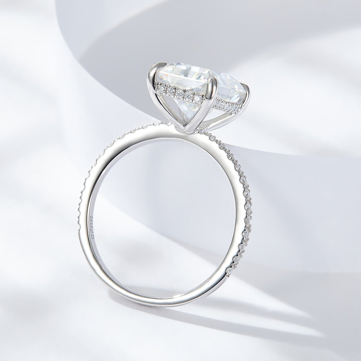 <SnowQueen>Radiant Moissanite Wedding Ring